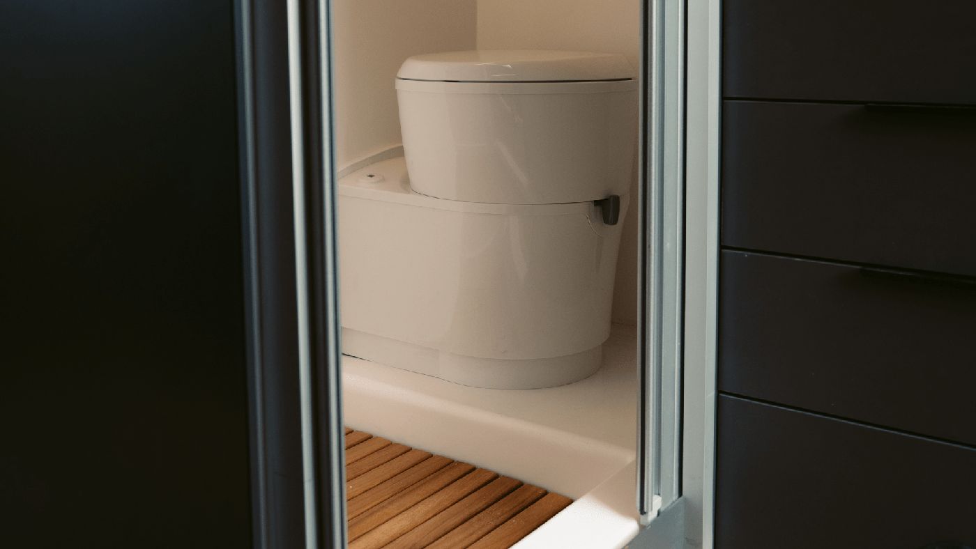 Inodoro químico fijo en el modelo Neo de Nomade Nation, una solución práctica para el sistema de aguas de la camper.