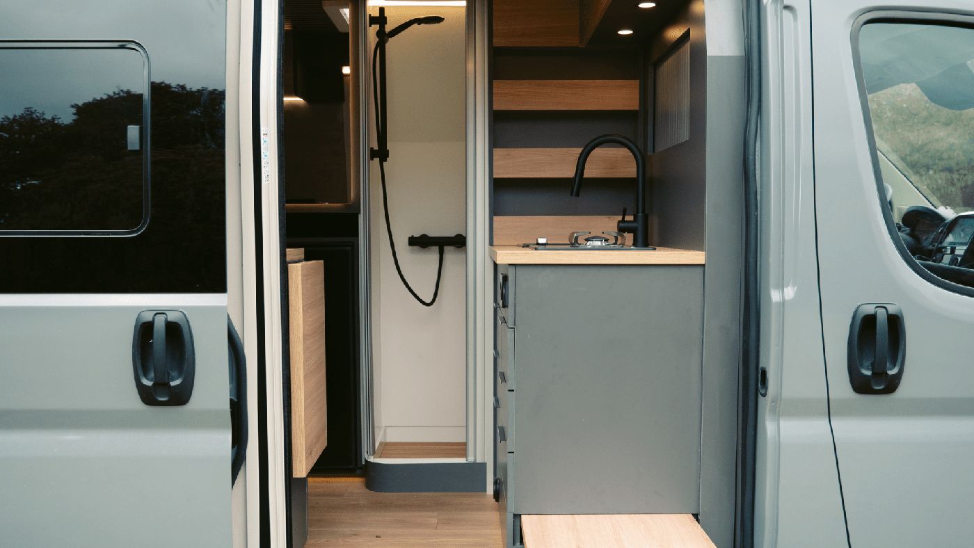 Ducha interior de la furgoneta camper Neo gris, optimizando el espacio para el sistema de aguas.