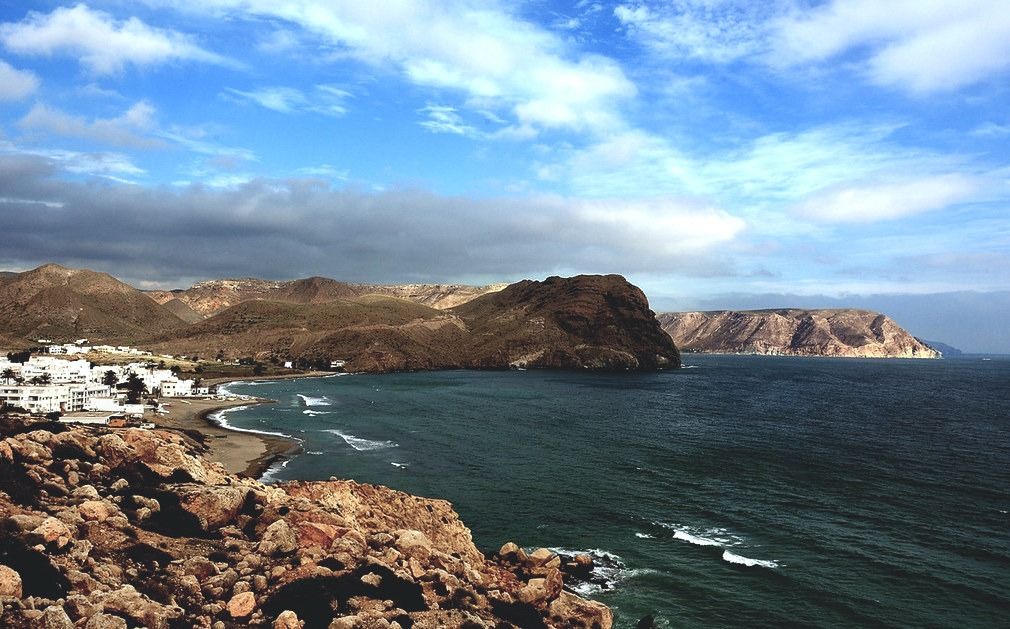 Las Negras, un pintoresco pueblo costero ideal para explorar en tu ruta por Cabo de Gata en camper.