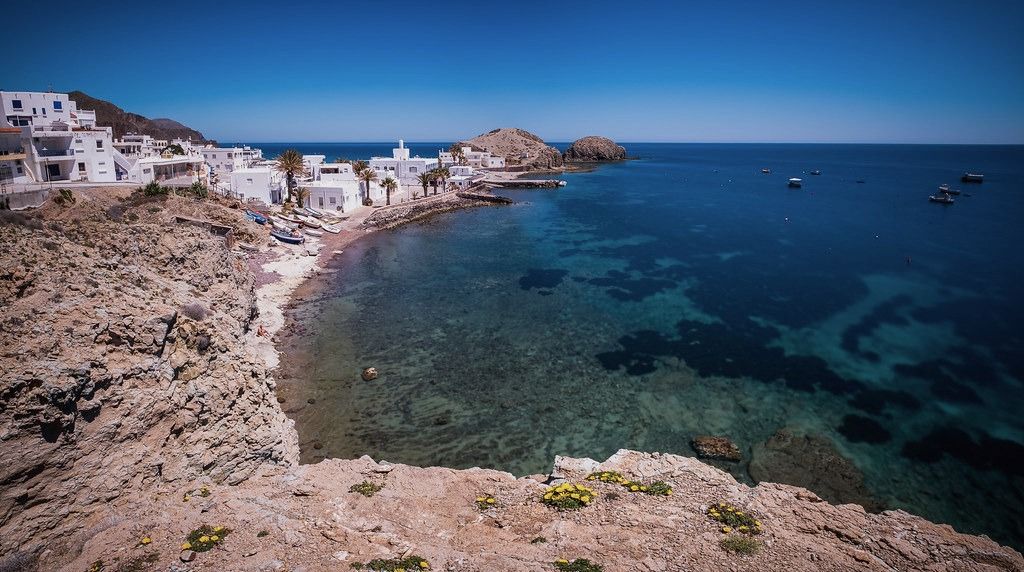 Vista panorámica de la Isleta del Moro, uno de los rincones más pintorescos de Cabo de Gata.