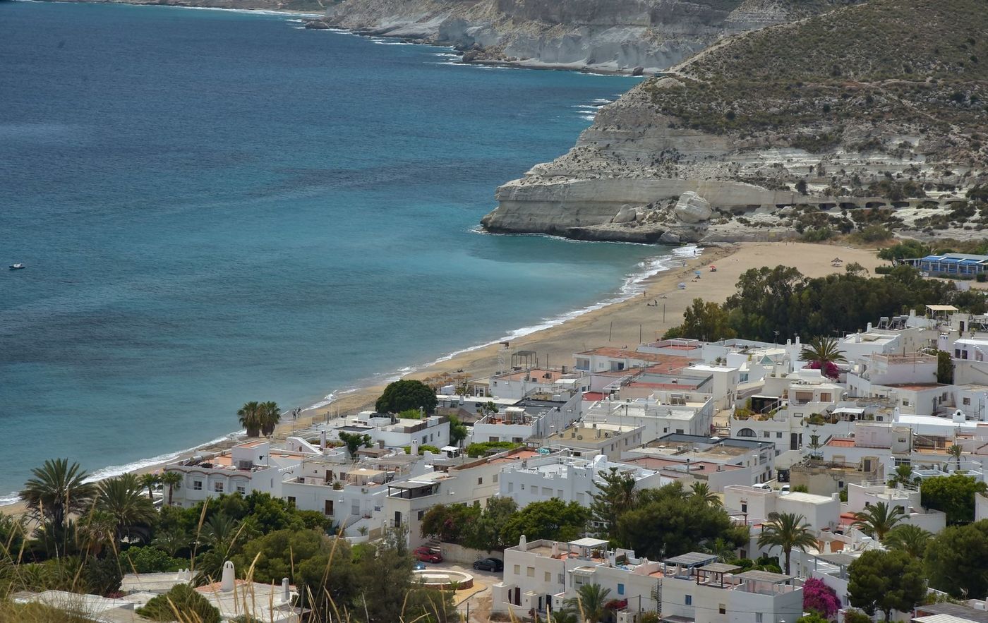 Agua Amarga, un destino perfecto para visitar durante tu ruta por Cabo de Gata en furgoneta.