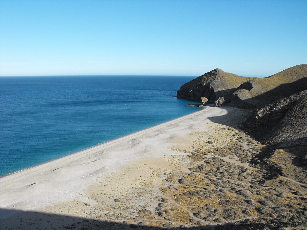 Vistas del mirador de la Playa de los Muertos: un must en tu aventura nómada.