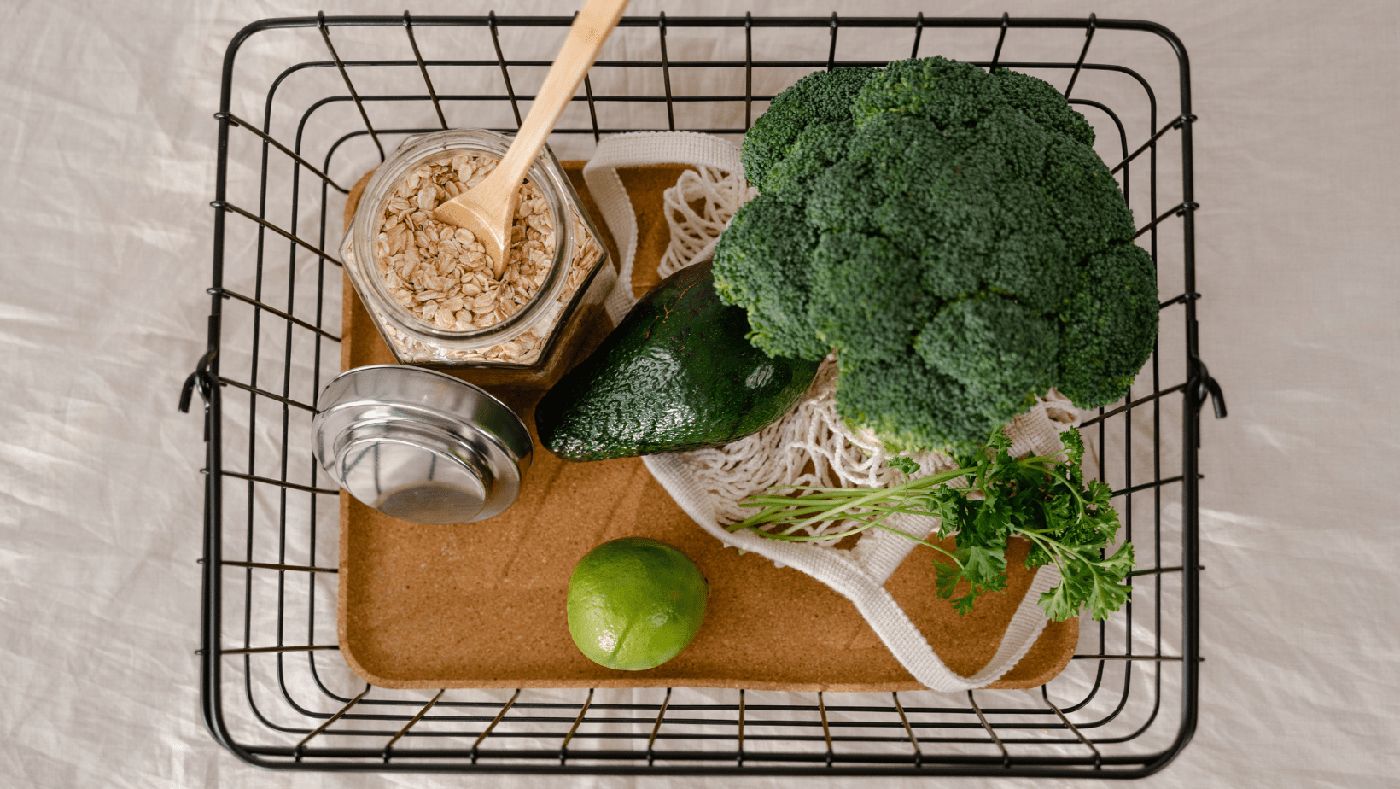 Alimentos frescos y a granel guardados sin envases, listos para una cocina de residuo cero en la camper.