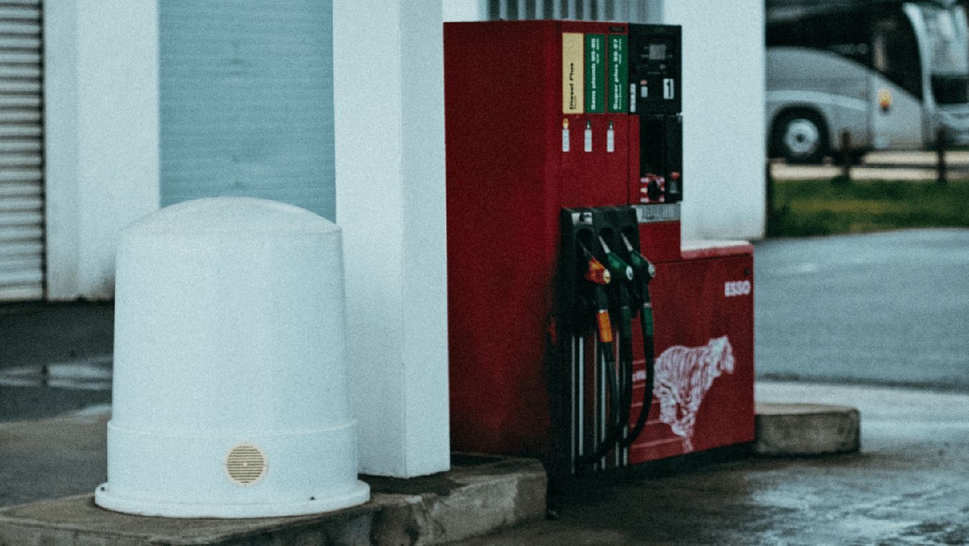 Estación de gasolina, un lugar clave en la conducción sostenible, donde considerar el uso eficiente de recursos.