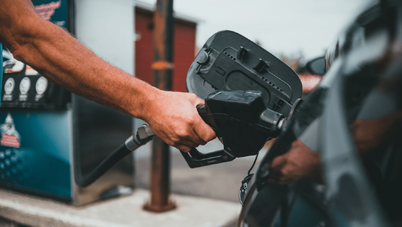 Llenado del depósito de combustible para mejorar la eficiencia en el consumo de energía y prolongar la autonomía de la furgoneta.