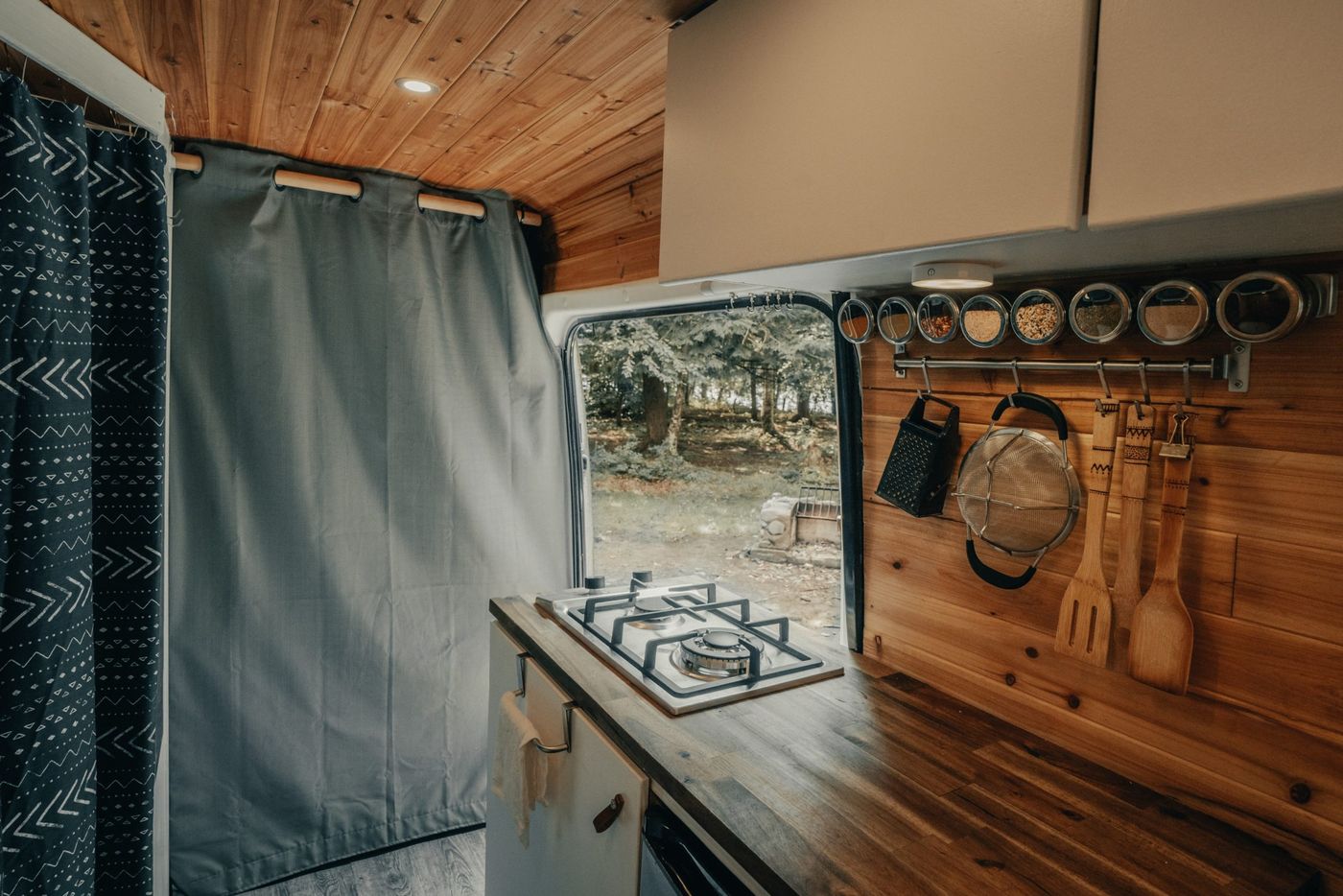 Interior de la furgoneta Neo: espacio funcional y bien organizado con acabados modernos para una experiencia cómoda.