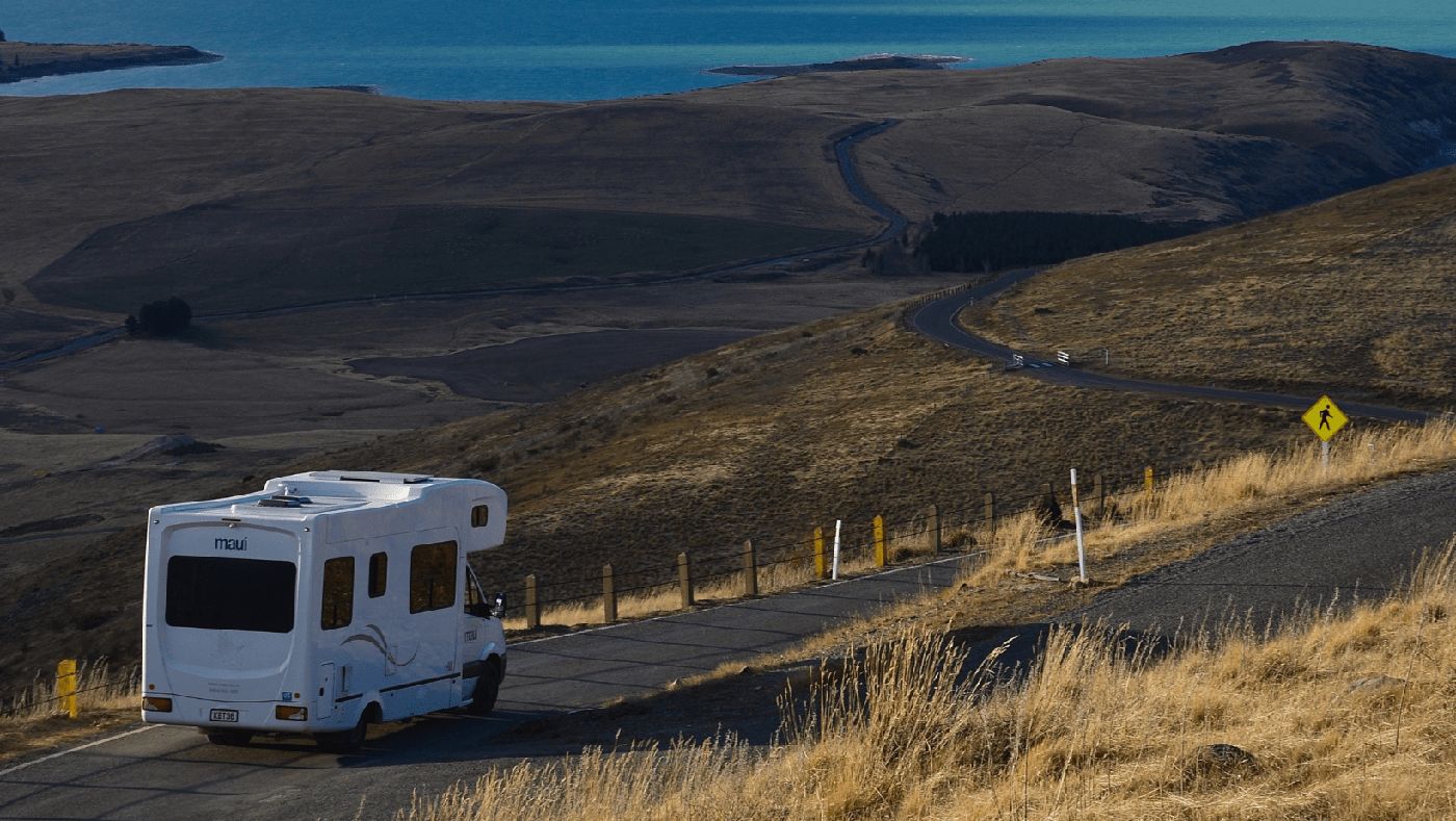 Autocaravana circulando por carretera, una opción para viajar a lo grande con total libertad.