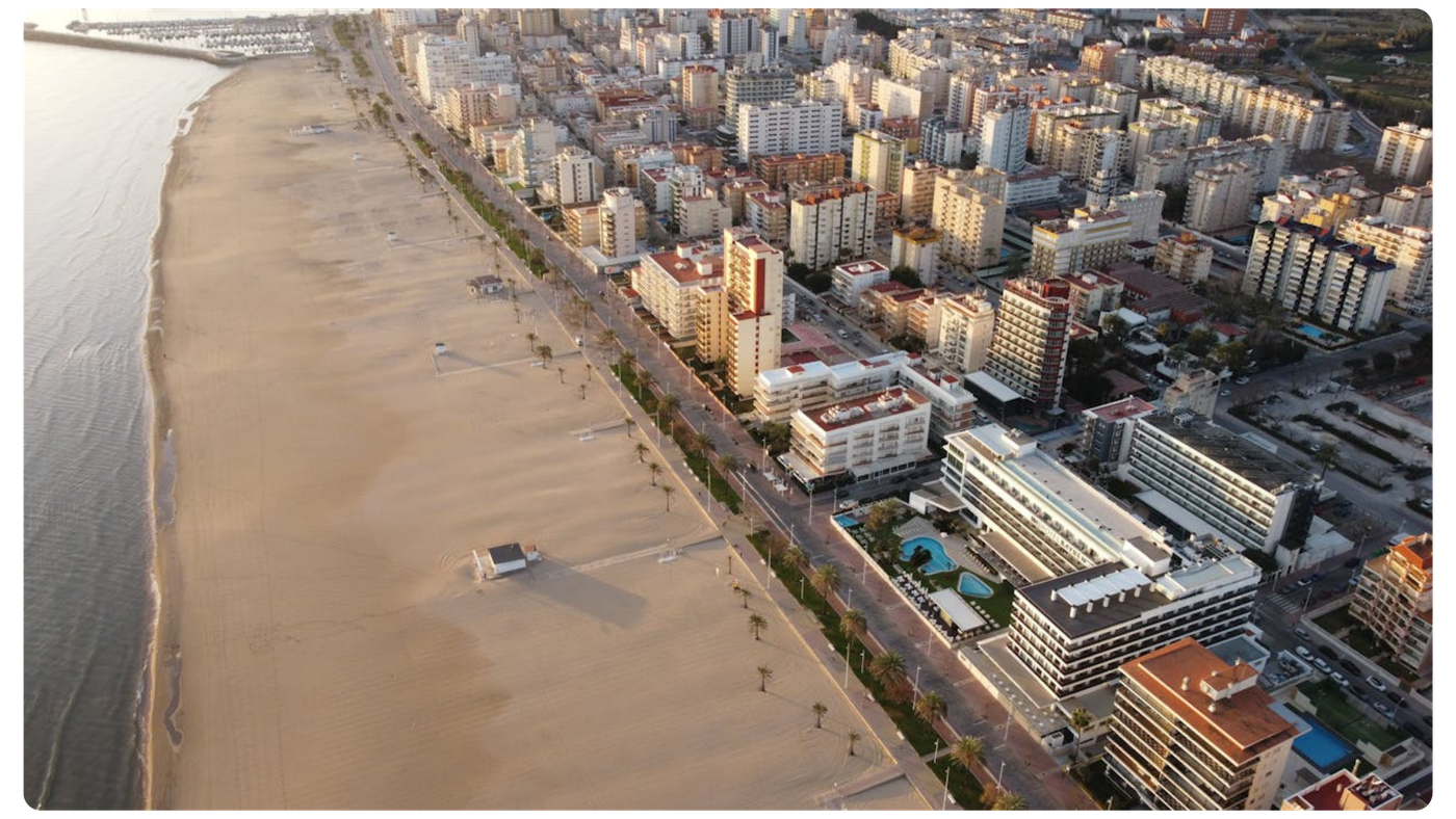 Vistas de la costa de Gandía con playas extensas, ideales para una ruta en camper por la Comunidad Valenciana.