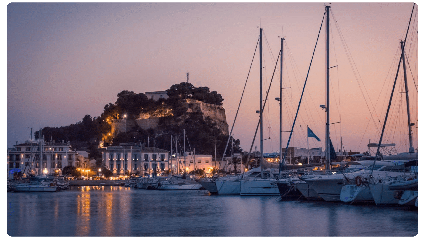 Puerto de Dénia al atardecer, un punto clave en la ruta en camper por la Comunidad Valenciana.