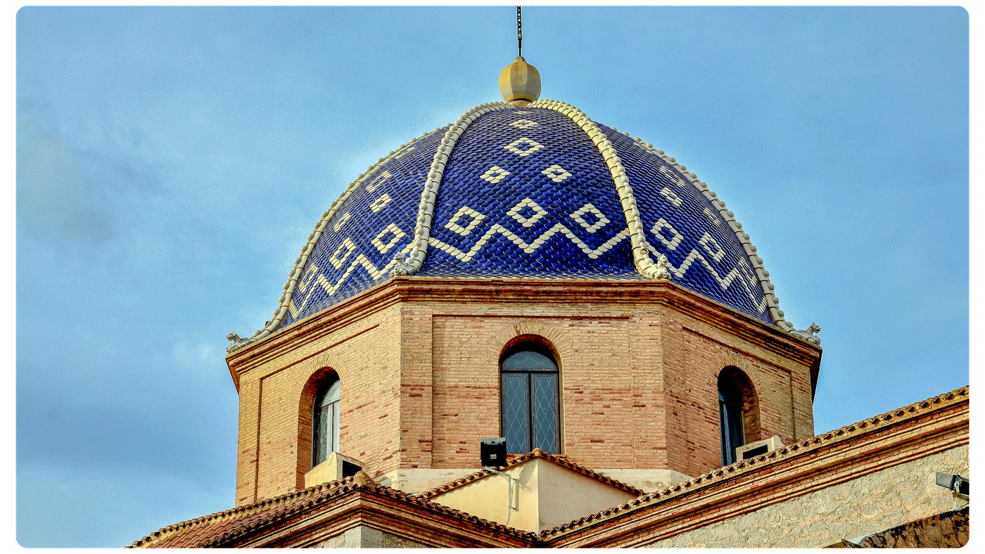 Cúpula azul del monasterio de San Cristóbal en Altea, un símbolo icónico del Mediterráneo.