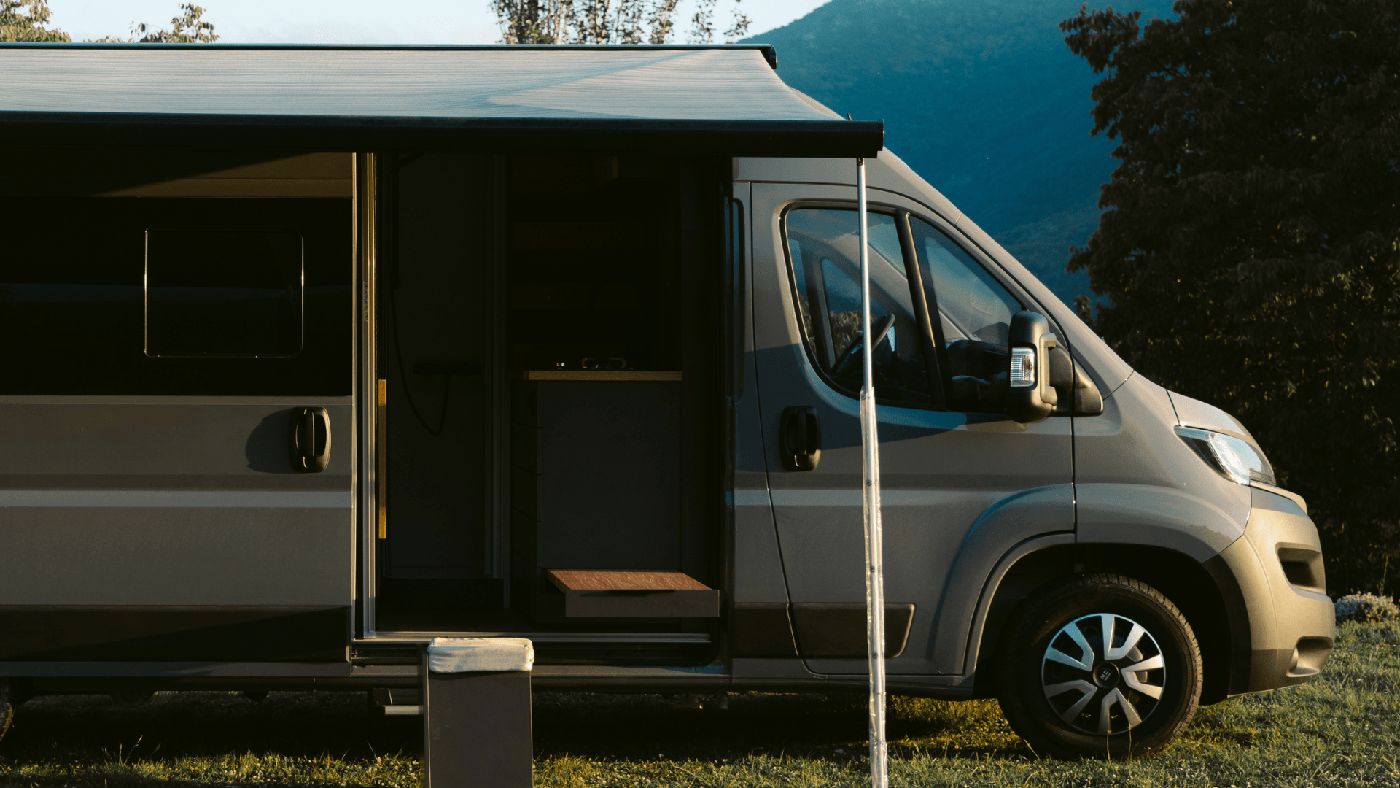 Vista del modelo Neo de Nomade Nation en color gris, una furgoneta camper ideal para viajes de aventura.