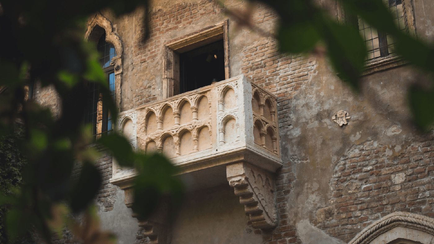 La famosa Casa de Julieta en Verona, un lugar emblemático para los amantes de la historia y la literatura, perfecto para una parada en tu viaje por Italia en camper.