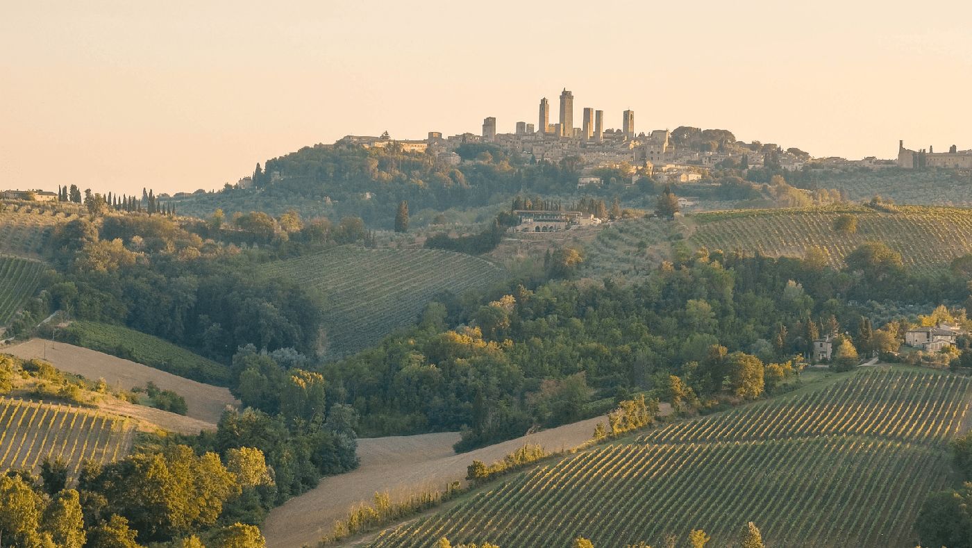 San Gimignano, un pintoresco pueblo medieval italiano conocido por sus altas torres y calles empedradas.