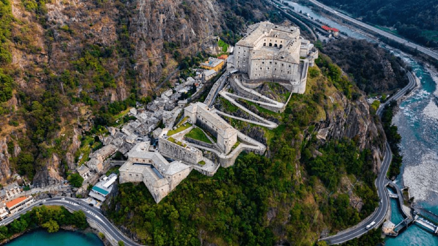 Vista panorámica de Bard, un encantador pueblo en los Alpes italianos, ideal para explorar en camper.