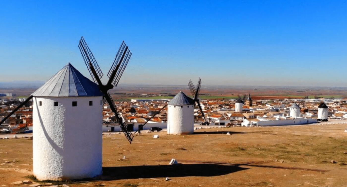 Molinos de viento en Campo de Criptana, uno de los lugares más emblemáticos de La Mancha, perfecto para pernoctar en furgoneta camper.