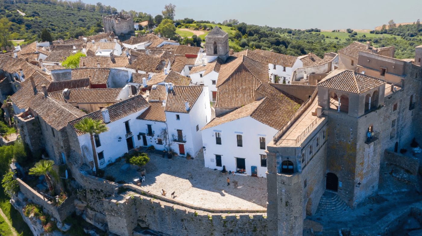 Vistas del pintoresco Castellar de la Frontera en Cádiz, un destino ideal para pernoctar en furgoneta camper.