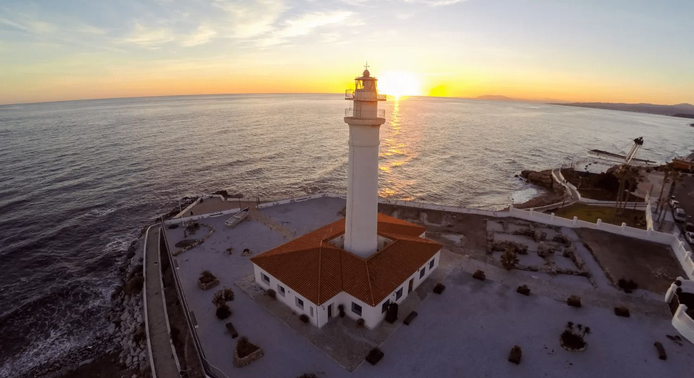 Faro de Torrox, en la costa de Málaga, ideal para disfrutar de la tranquilidad y belleza al viajar en furgoneta camper.