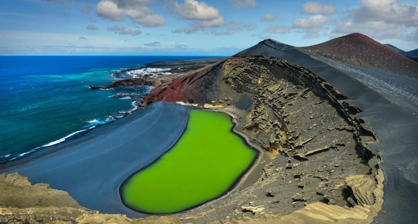 Playa del Charco de los Clicos, con su icónica laguna verde rodeada de paisajes volcánicos.
