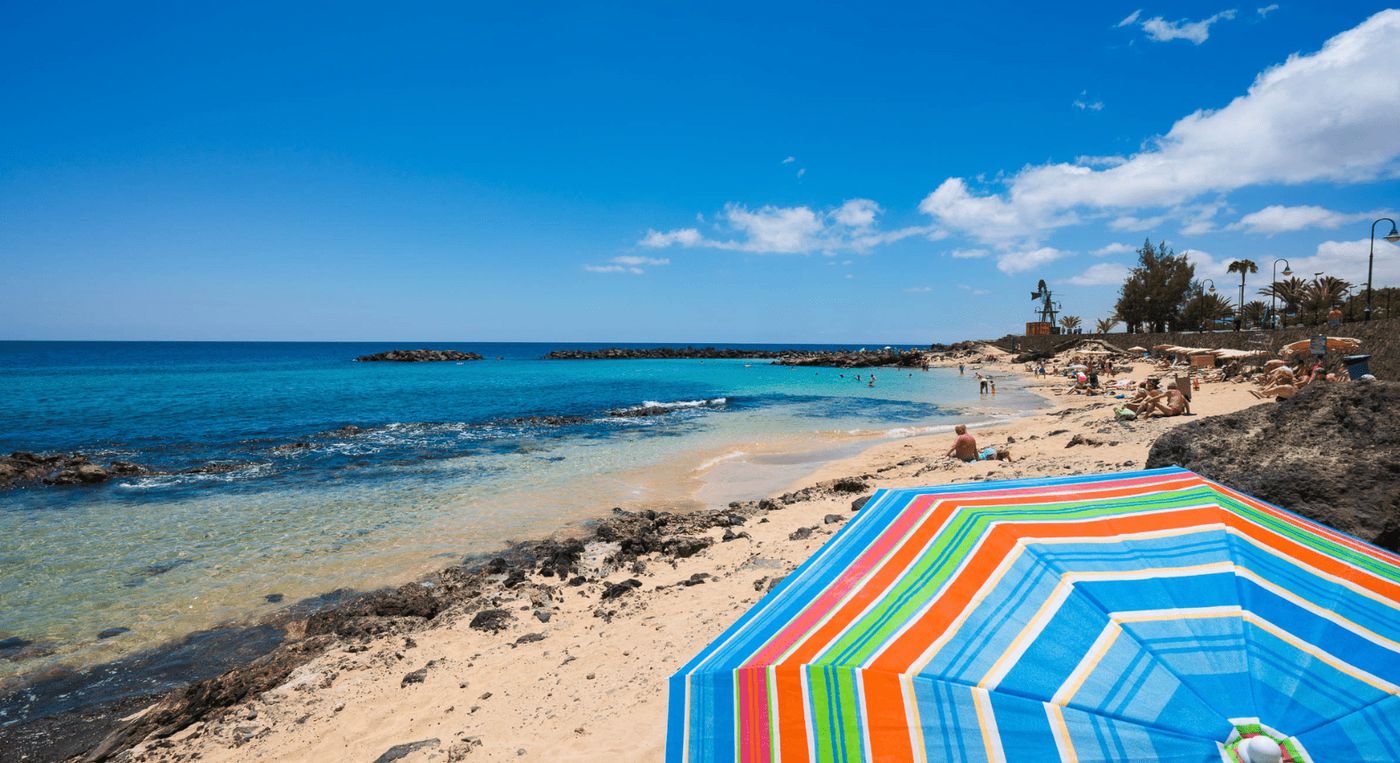 Playa Jablillo en Lanzarote, una cala tranquila con aguas turquesas y arena dorada, ideal para relajarse en tu ruta camper por la isla.