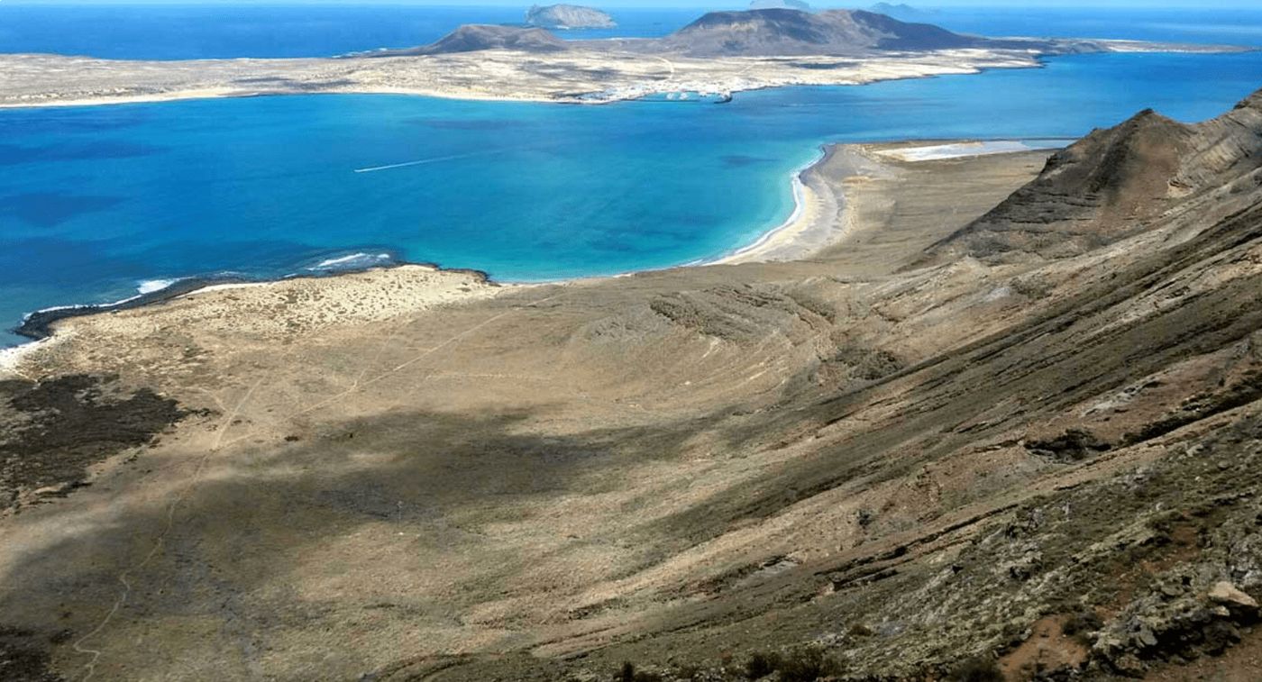 Disfruta de la Playa del Risco, un rincón escondido de Lanzarote, ideal para una ruta en furgoneta camper por la isla.