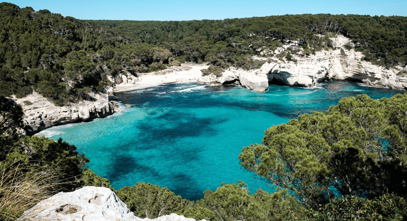 Cala Mitjana en Menorca, un rincón paradisíaco que se puede explorar en tu furgoneta camper.