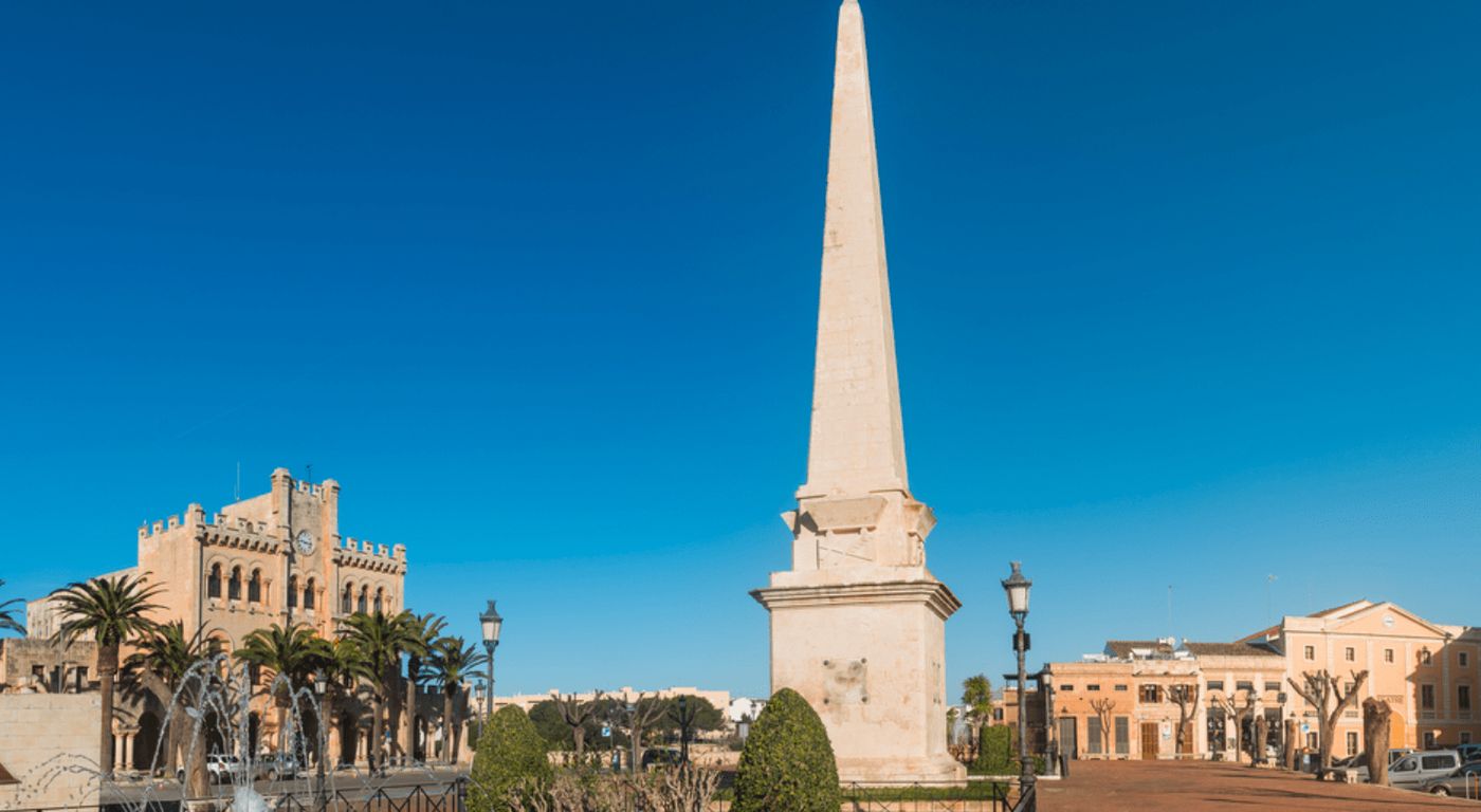 Ciutadella en Menorca, un pueblo costero encantador perfecto para explorar en furgoneta camper.