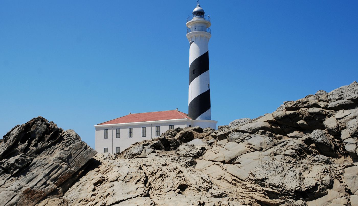 Faro de Favàritx en Menorca, un lugar ideal para explorar en furgoneta camper.