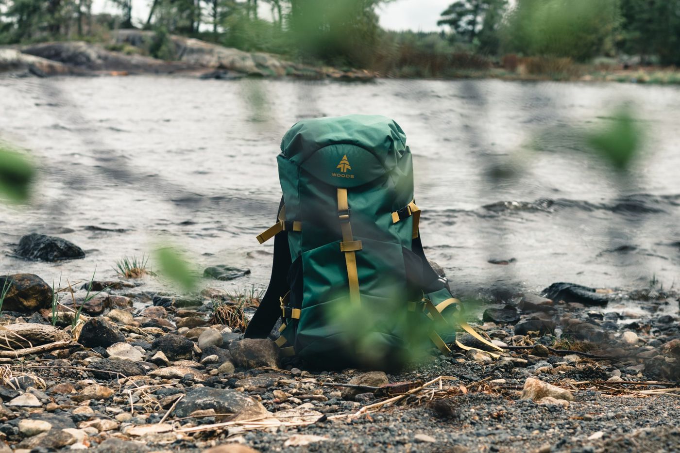 Mochila de excursión con lo esencial para un viaje minimalista en furgoneta camper.