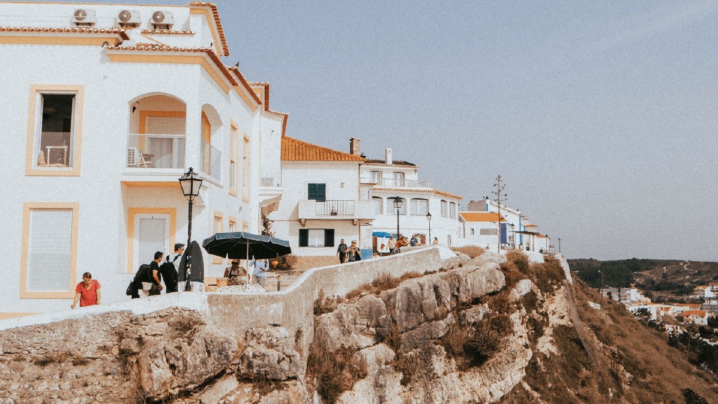 Nazaré, conocida por su arquitectura pintoresca y su encanto costero.