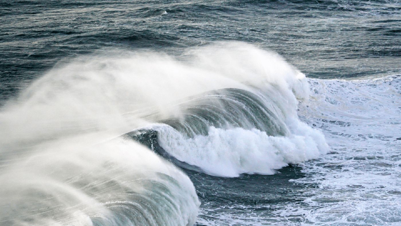 Olas grandes rompen cerca de la costa, un espectáculo natural impresionante en Nazaré.