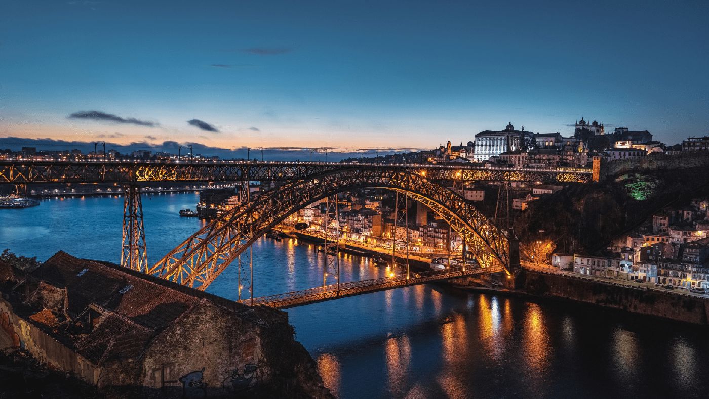 Vista del Puente Don Luis I, un ícono de Oporto, Portugal, perfecto para explorar en furgoneta camper.