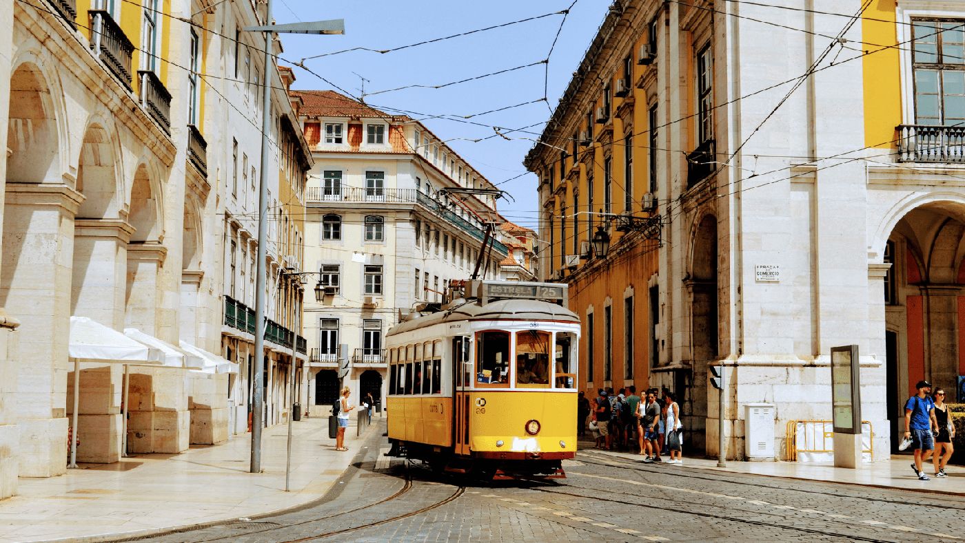 Centro de Lisboa, una ciudad vibrante perfecta para explorar en furgoneta camper durante tu ruta por Portugal.