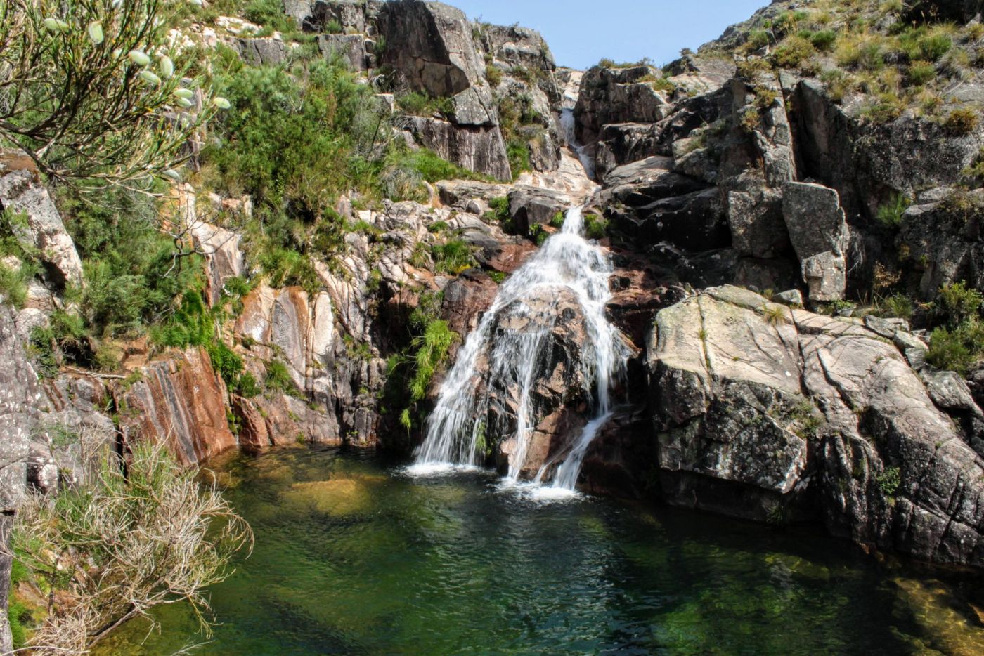 Panorámica del Parque Nacional de Peneda-Gerês, un lugar ideal para explorar en furgoneta camper en Portugal.