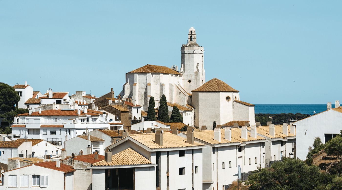 Vista del encantador pueblo de Cadaqués, en la Costa Brava, ideal para explorar en camper.