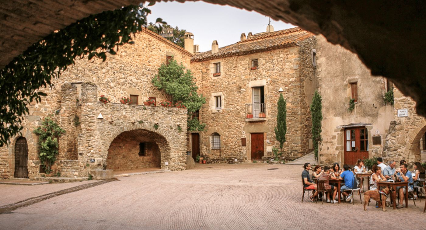 Rincón pintoresco de Monells, un pueblo medieval con encanto de la Costa Brava.