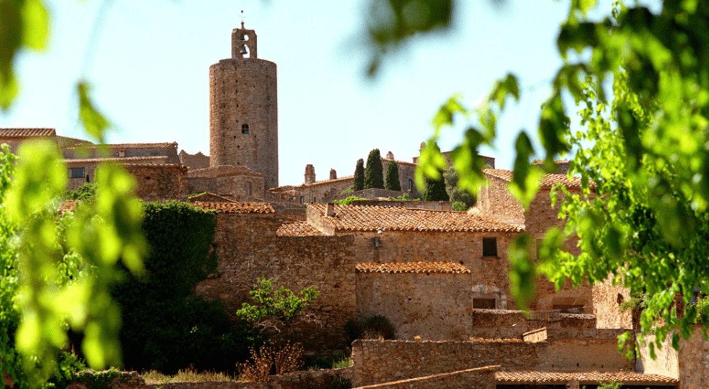 El encantador pueblo medieval de Pals, un destino ideal para explorar en camper.