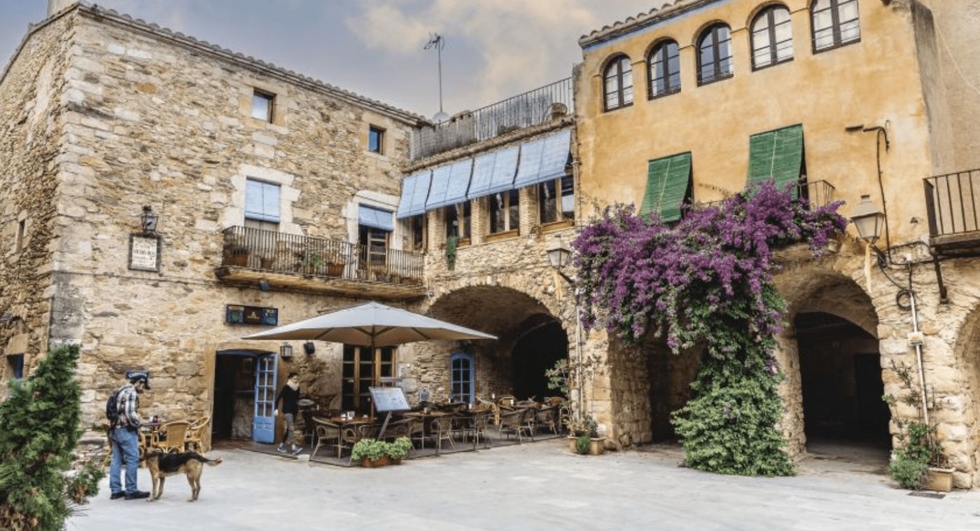 Peratallada, uno de los pintorescos puntos medievales de la Costa Brava, ideal para recorrer en furgoneta.