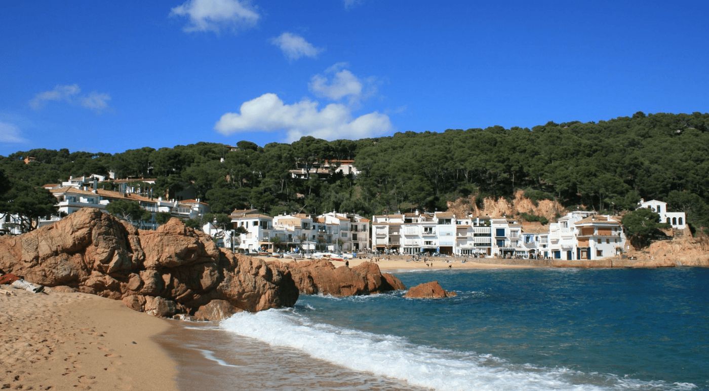 Vista panorámica de Tamariu, uno de los pintorescos puntos de la Costa Brava.