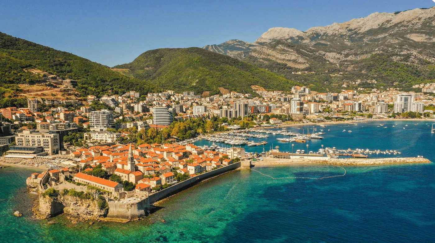 Ciudad de Budva, uno de los imprescindibles que ver en Montenegro, con sus murallas y encanto costero.