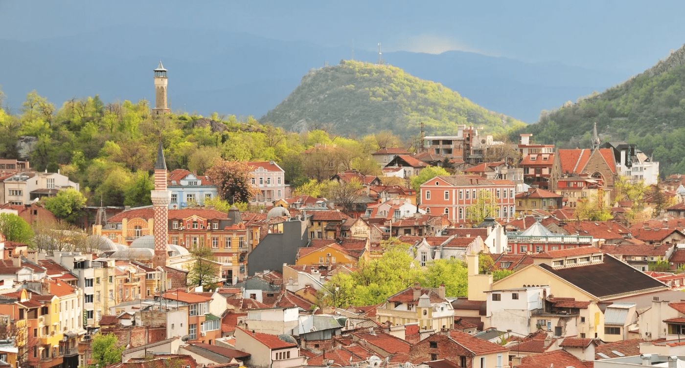 Vista de la ciudad de Plovdiv, Bulgaria, destacando su arquitectura única y calles históricas, parte de una ruta en furgoneta camper por Bulgaria.