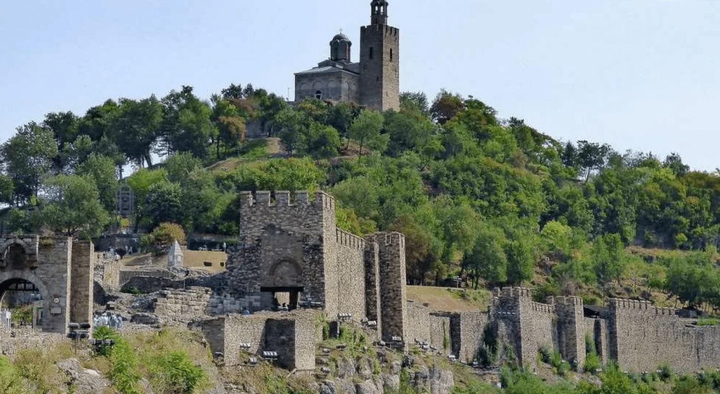 Vista panorámica de las ruinas de la Fortaleza de Veliko Tarnovo, Bulgaria, un lugar histórico imprescindible en una ruta en furgoneta camper por Bulgaria.