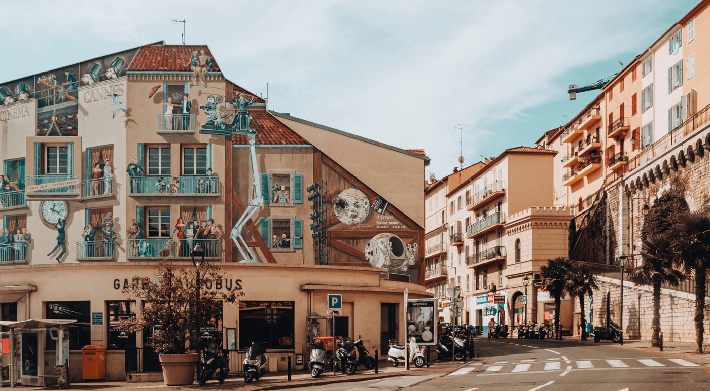 Mural colorido en una fachada de Cannes, una expresión artística urbana en la Costa Azul francesa.