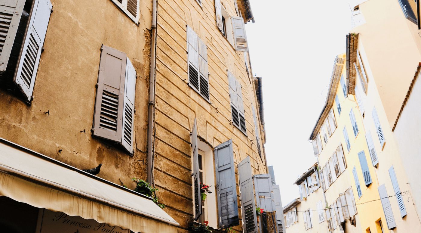 Calles empedradas de Grasse con su arquitectura histórica y encanto provenzal en la Costa Azul francesa.