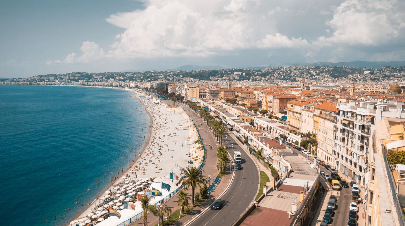 Paseo de los Ingleses en Niza, con vistas a la costa y al mar Mediterráneo.
