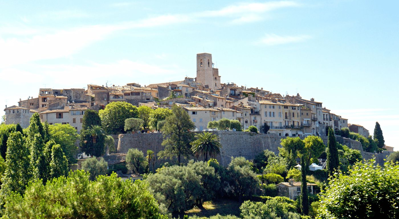 Vista de la muralla histórica de Saint-Paul-de-Vence, rodeada de encanto medieval en la Costa Azul francesa.