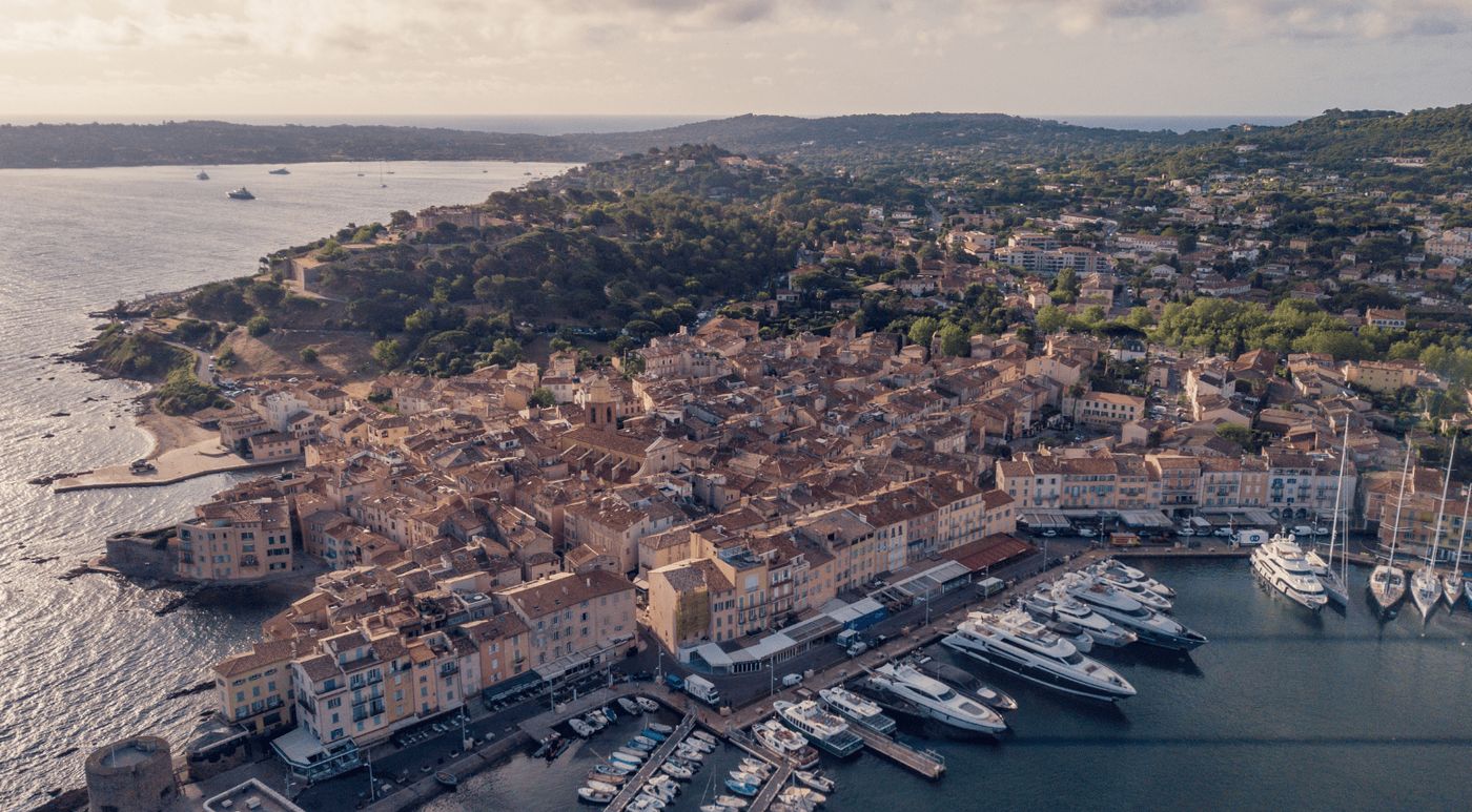 Puerto de Saint Tropez con sus barcos y casas coloridas, inicio de la ruta por la Costa Azul francesa.