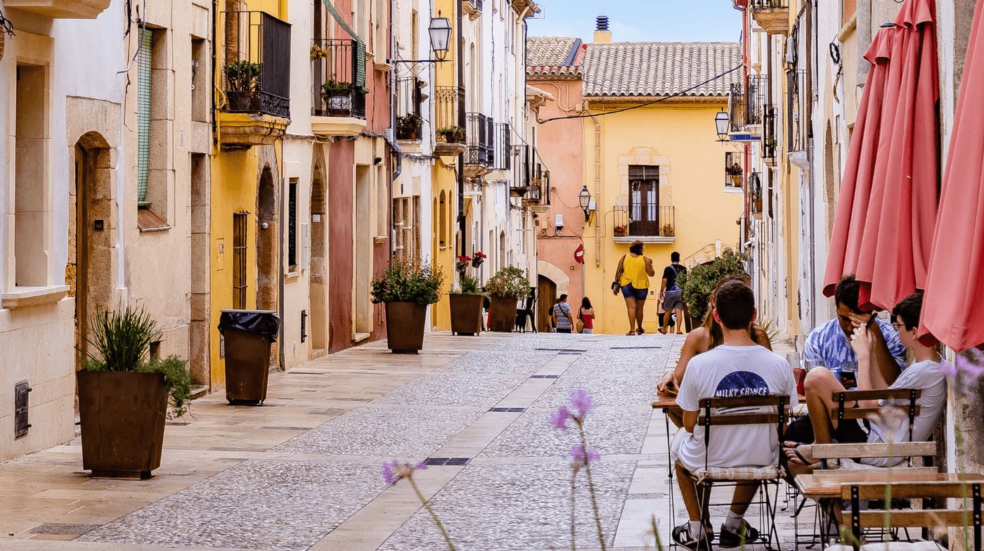 Calle colorida en Altafulla, ideal para una ruta camper por la Costa Daurada.