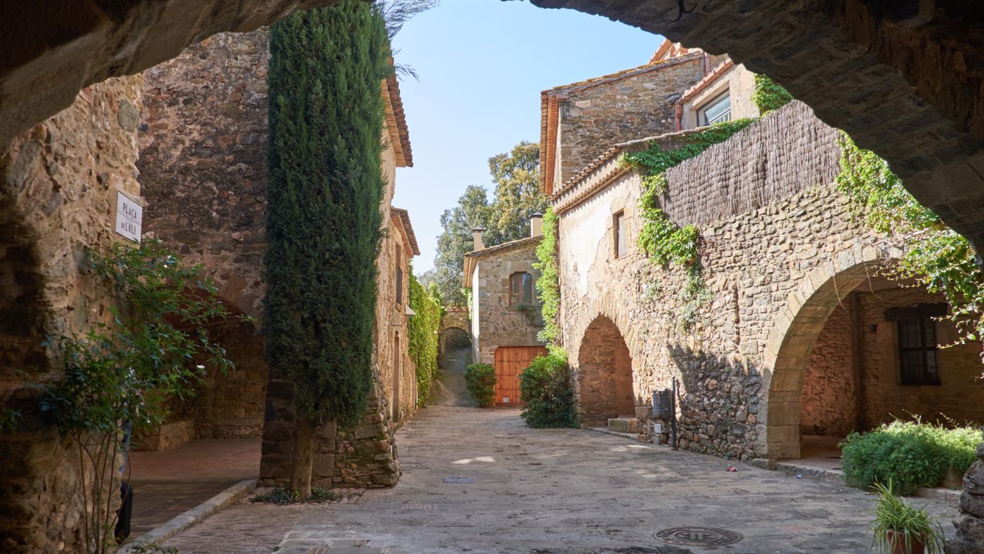 Calle dels Arcs de Monells, un pintoresco rincón en Gerona para descubrir en tu ruta por Cataluña.