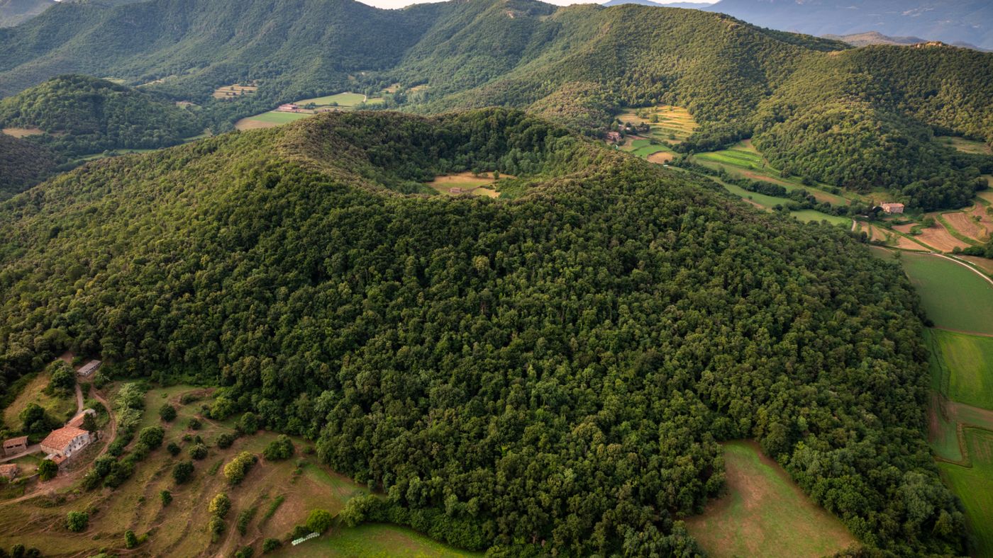 Vistas al volcán de Santa Margarida en Santa Pau, rodeado de naturaleza y paisajes verdes.