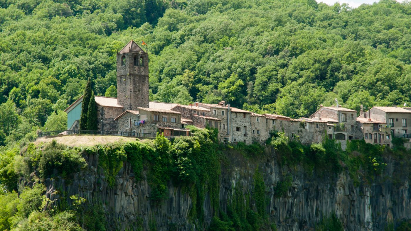 Vista panorámica de Castellfollit de la Roca, un pintoresco pueblo situado sobre espectaculares acantilados de roca basáltica.
